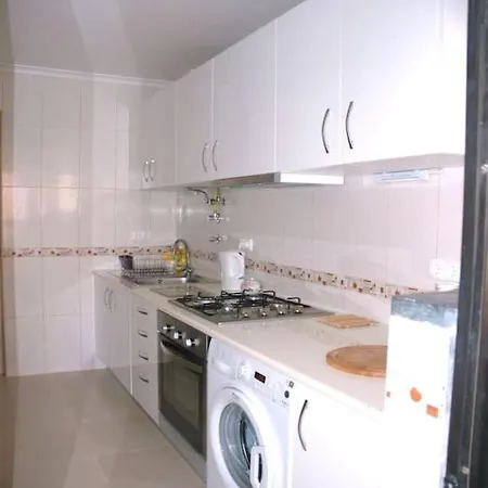 Lovely 1 Bedroom In Da Apartment *